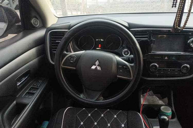 Used Mitsubishi Outlander 2013 2.4L 4x4 Luxury Navigation Edition 5 Seats Steering Wheel