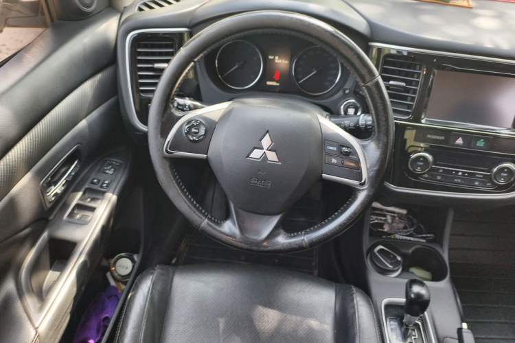 Used Mitsubishi Outlander 2013 2.4L 4x4 Luxury Navigation Edition 5 Seats Steering Wheel