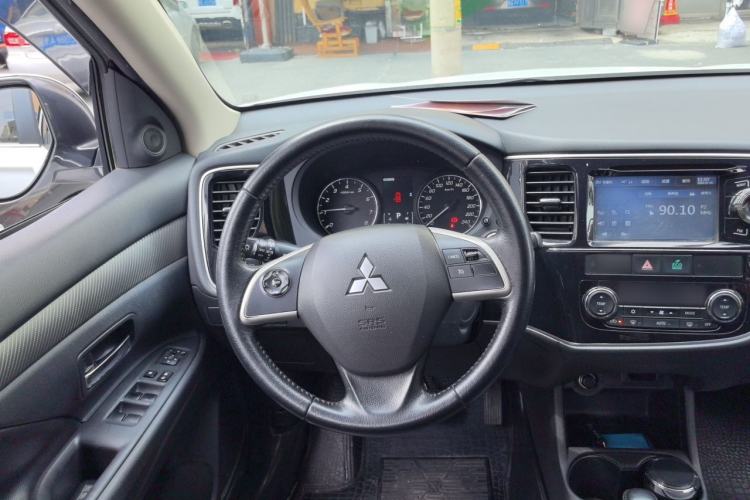 Used Mitsubishi Outlander 2013 2.4L 4x4 Luxury Navigation Edition 5 Seats Steering Wheel