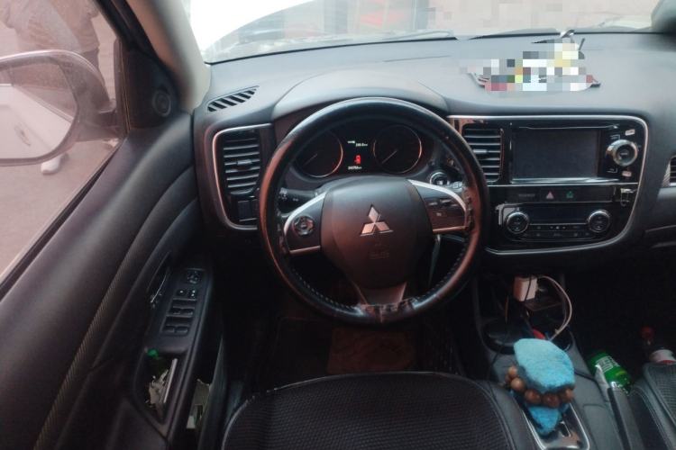 Used Mitsubishi Outlander 2013 2.4L 4x4 Luxury Navigation Edition 5 Seats Steering Wheel