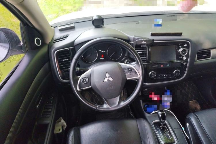 Used Mitsubishi Outlander 2013 2.4L 4x4 Luxury Navigation Edition 5 Seats Steering Wheel