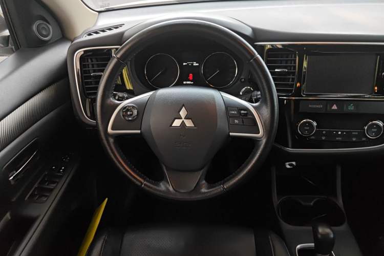 Used Mitsubishi Outlander 2013 2.4L 4x4 Luxury Navigation Edition 5 Seats Steering Wheel