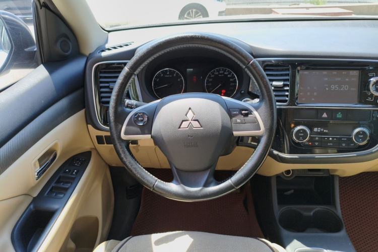 Used Mitsubishi Outlander 2013 2.4L Four-Wheel Drive Luxury Navigation Version 7 Seats Steering Wheel