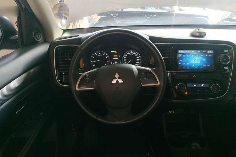 Used Mitsubishi Outlander 2013 2.4L Four-Wheel Drive Luxury Navigation Version 7 Seats Steering Wheel