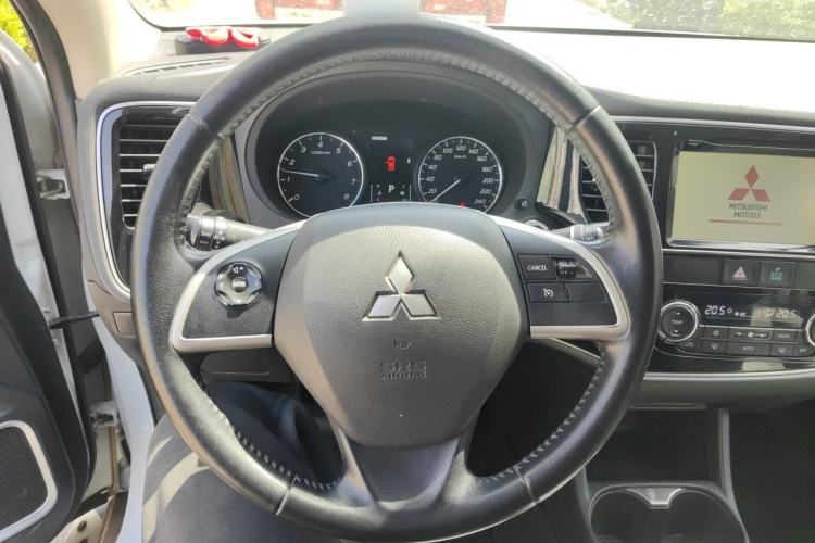 Used Mitsubishi Outlander 2013 2.4L 4x4 Luxury Navigation Edition 5 Seats Steering Wheel