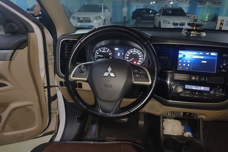 Used Mitsubishi Outlander 2013 2.4L 4x4 Luxury Navigation Edition 5 Seats Steering Wheel