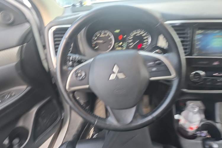 Used Mitsubishi Outlander 2013 2.4L Four-Wheel Drive Luxury Navigation Version 7 Seats Steering Wheel