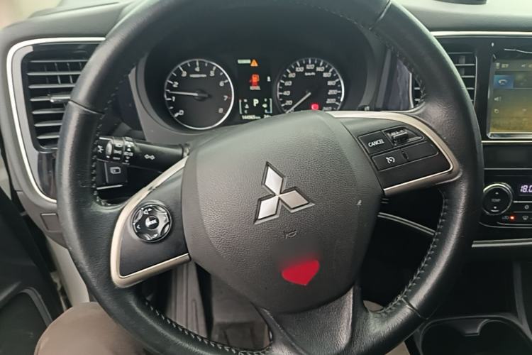 Used Mitsubishi Outlander 2013 2.4L 4x4 Luxury Navigation Edition 5 Seats Steering Wheel