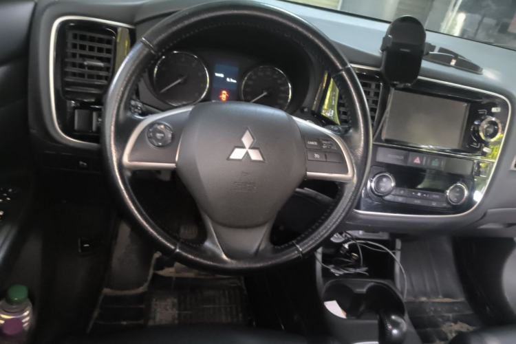 Used Mitsubishi Outlander 2013 2.4L 4x4 Luxury Navigation Edition 5 Seats Steering Wheel