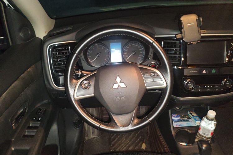 Used Mitsubishi Outlander 2013 2.4L Four-Wheel Drive Luxury Navigation Version 7 Seats Steering Wheel