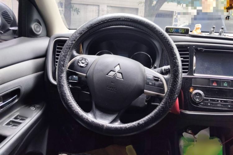 Used Mitsubishi Outlander 2013 2.4L Four-Wheel Drive Luxury Navigation Version 7 Seats Steering Wheel