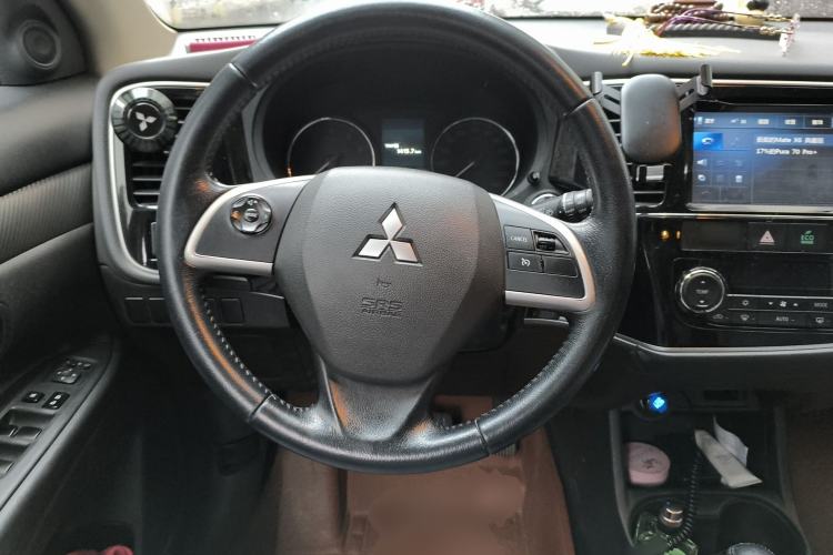 Used Mitsubishi Outlander 2013 2.4L 4x4 Luxury Navigation Edition 5 Seats Steering Wheel