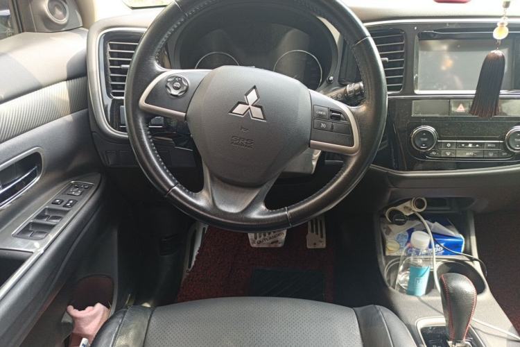 Used Mitsubishi Outlander 2013 2.4L 4x4 Luxury Navigation Edition 5 Seats Steering Wheel
