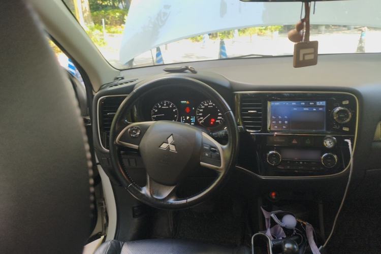 Used Mitsubishi Outlander 2013 2.4L Four-Wheel Drive Luxury Navigation Version 7 Seats Steering Wheel