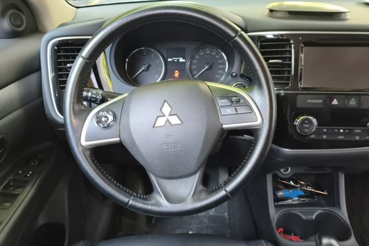 Used Mitsubishi Outlander 2013 2.4L 4x4 Luxury Navigation Edition 5 Seats Steering Wheel