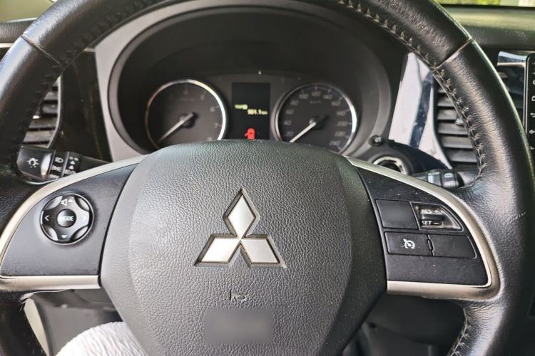Used Mitsubishi Outlander 2013 2.4L Four-Wheel Drive Luxury Navigation Version 7 Seats Steering Wheel