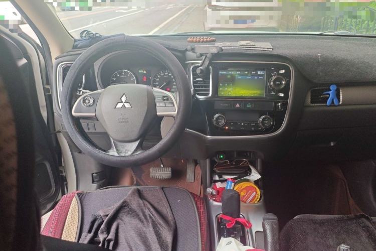 Used Mitsubishi Outlander 2013 2.4L 4x4 Luxury Navigation Edition 5 Seats Steering Wheel