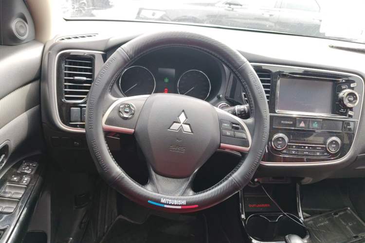 Used Mitsubishi Outlander 2013 2.4L 4x4 Luxury Navigation Edition 5 Seats Steering Wheel