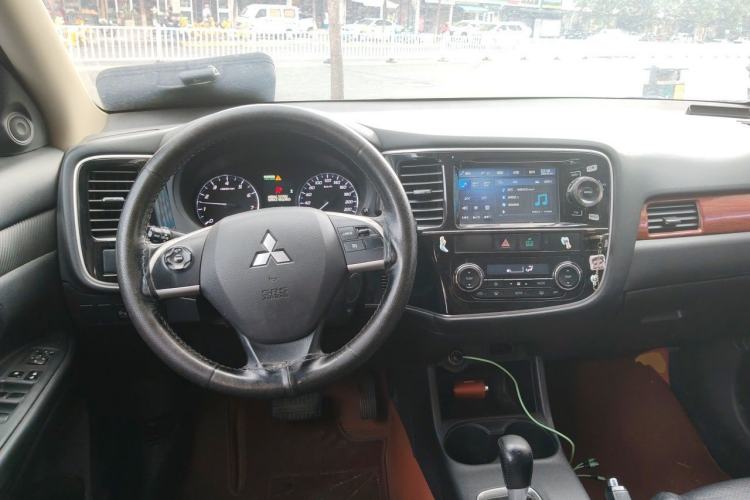 Used Mitsubishi Outlander 2013 2.4L Four-Wheel Drive Luxury Navigation Version 7 Seats Steering Wheel