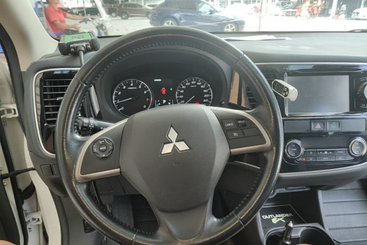 Used Mitsubishi Outlander 2013 2.4L Four-Wheel Drive Luxury Navigation Version 7 Seats Steering Wheel