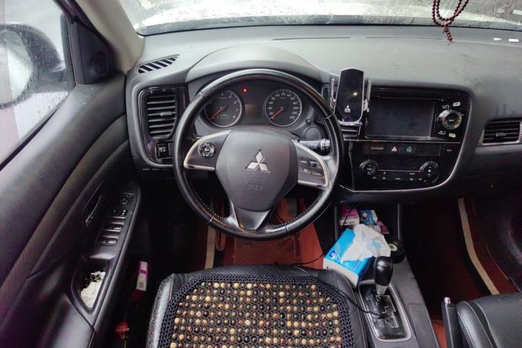 Used Mitsubishi Outlander 2013 2.0L 4x4 Urban Navigation Edition 5 Seats Steering Wheel