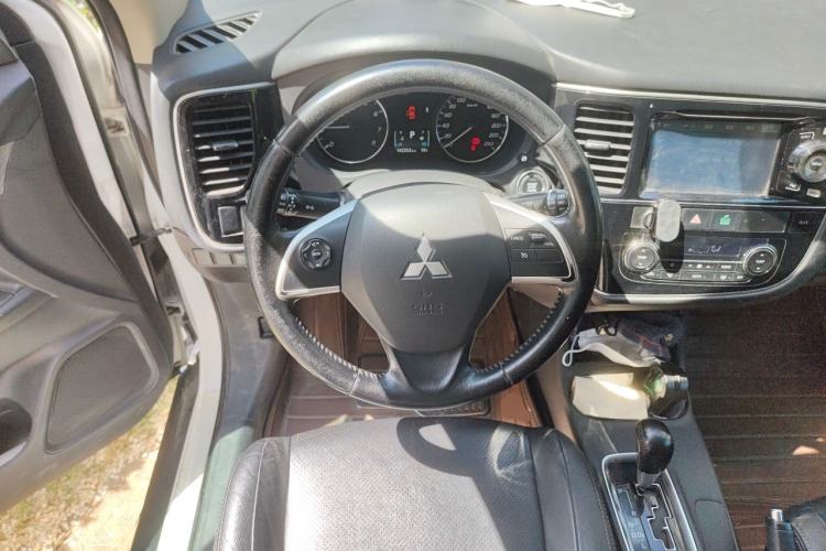 Used Mitsubishi Outlander 2013 2.4L 4x4 Luxury Navigation Edition 5 Seats Steering Wheel