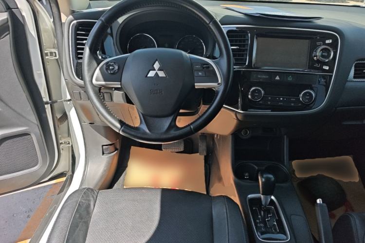 Used Mitsubishi Outlander 2013 2.4L 4x4 Luxury Navigation Edition 5 Seats Steering Wheel
