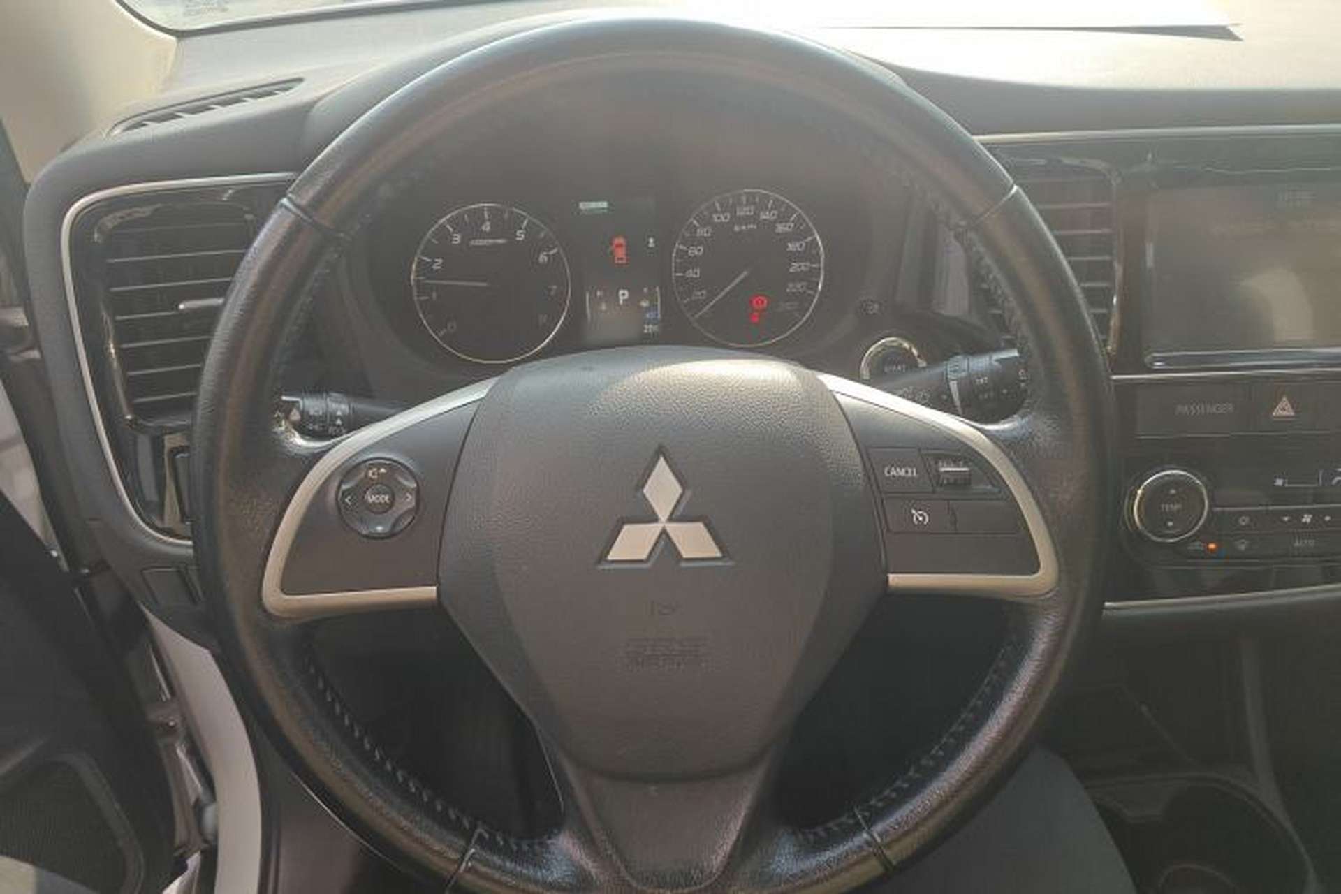 Used Mitsubishi Outlander 2013 2.4L Four-Wheel Drive Luxury Navigation Version 7 Seats Steering Wheel