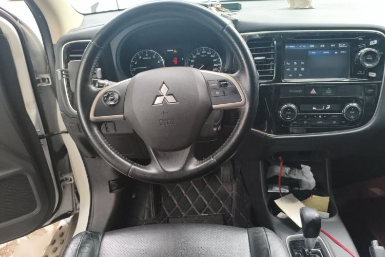 Used Mitsubishi Outlander 2013 2.4L Four-Wheel Drive Luxury Navigation Version 7 Seats Steering Wheel