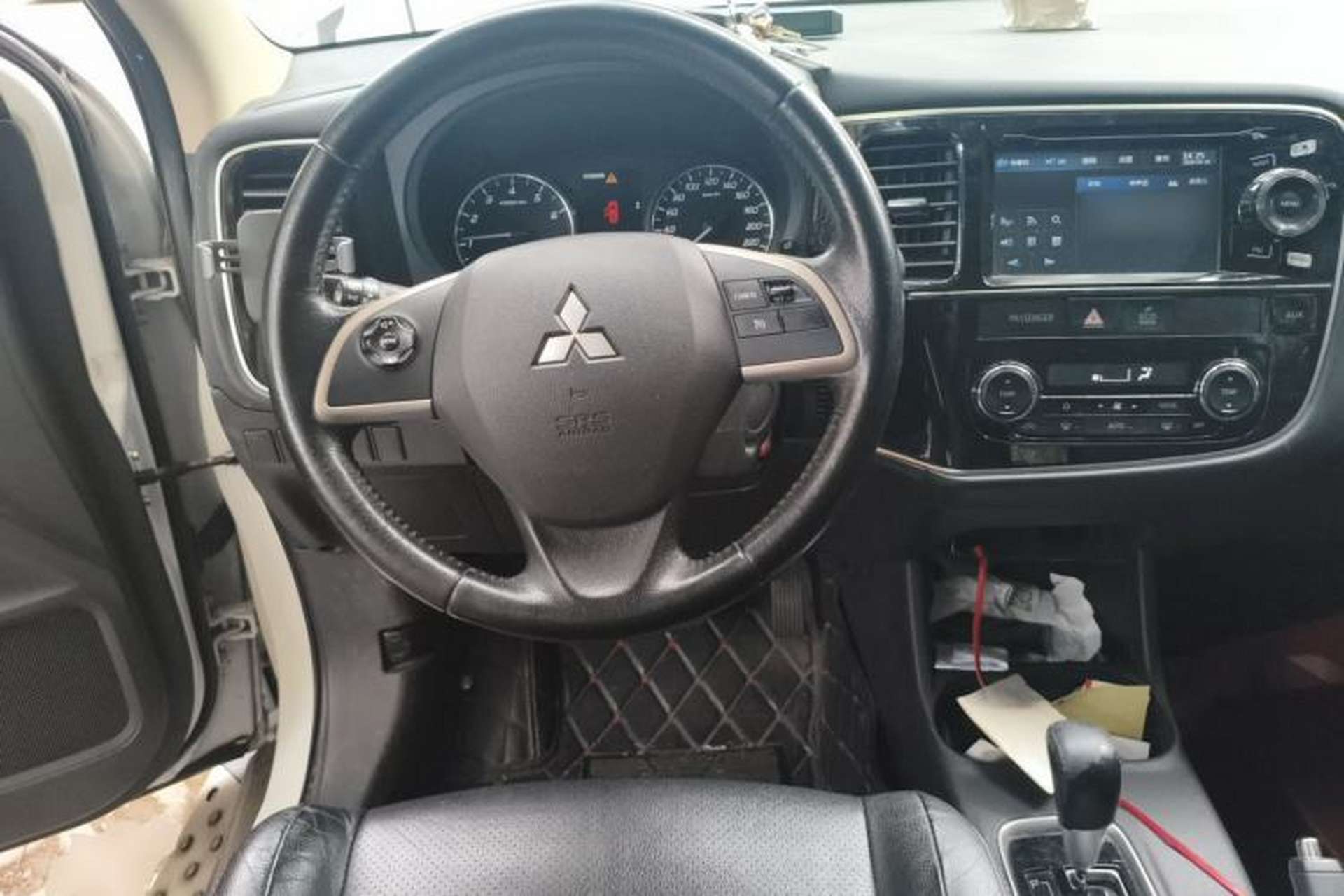 Used Mitsubishi Outlander 2013 2.4L Four-Wheel Drive Luxury Navigation Version 7 Seats Steering Wheel