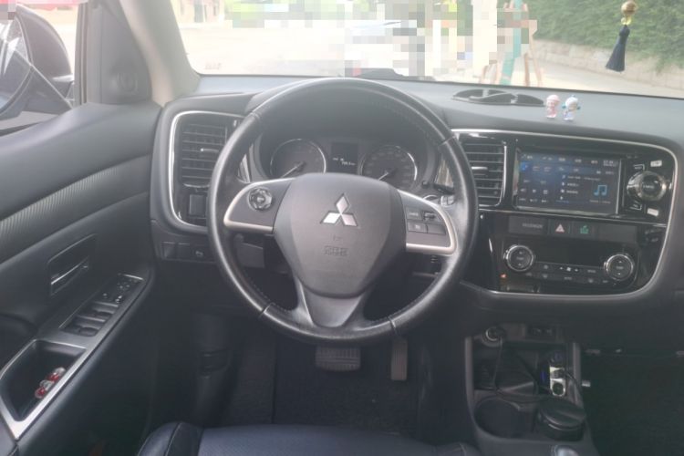 Used Mitsubishi Outlander 2013 2.4L 4x4 Luxury Navigation Edition 5 Seats Steering Wheel