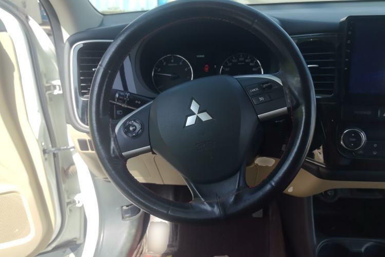 Used Mitsubishi Outlander 2013 2.4L 4x4 Luxury Navigation Edition 5 Seats Steering Wheel