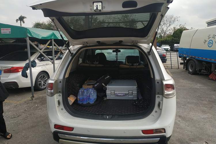 Used Mitsubishi Outlander 2013 2.4L 4x4 Luxury Navigation Edition 5 Seats Trunk