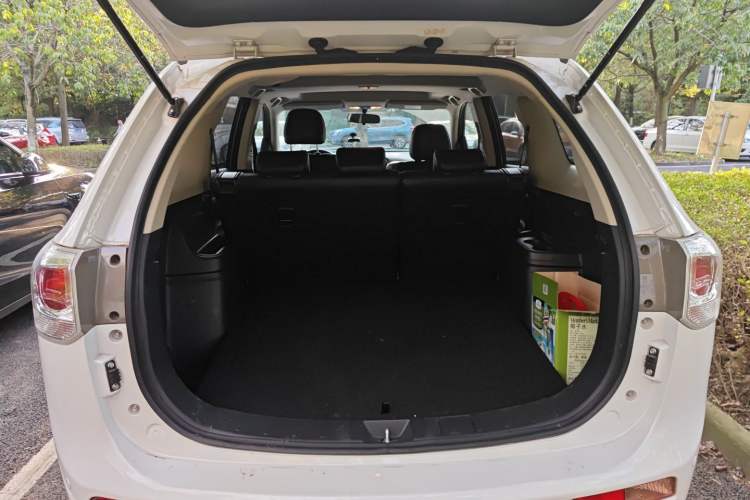 Used Mitsubishi Outlander 2013 2.4L 4x4 Luxury Navigation Edition 5 Seats Trunk