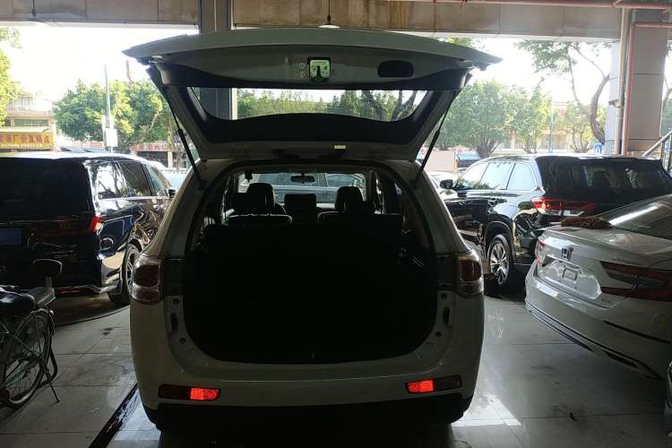 Used Mitsubishi Outlander 2013 2.4L Four-Wheel Drive Luxury Navigation Version 7 Seats Trunk