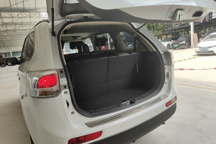Used Mitsubishi Outlander 2013 2.4L Four-Wheel Drive Luxury Navigation Version 7 Seats Trunk