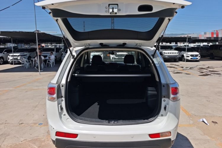 Used Mitsubishi Outlander 2013 2.4L 4x4 Luxury Navigation Edition 5 Seats Trunk