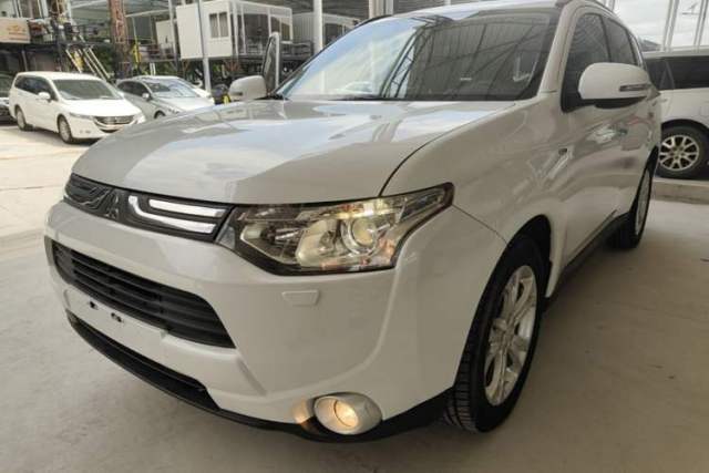 Used Mitsubishi Outlander 2013 2.4L Four-Wheel Drive Luxury Navigation Version 7 Seats