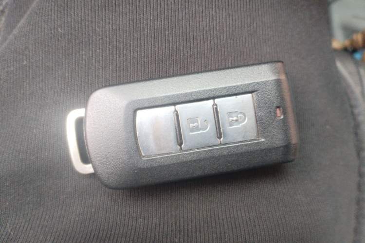 Used Mitsubishi Outlander 2013 2.4L 4x4 Luxury Navigation Edition 5 Seats Vehicle Key