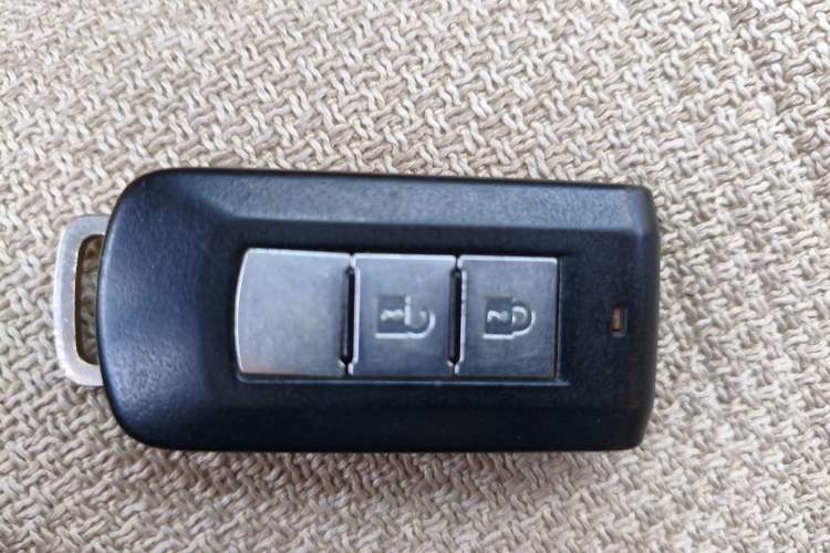 Used Mitsubishi Outlander 2013 2.4L Four-Wheel Drive Luxury Navigation Version 7 Seats Vehicle Key