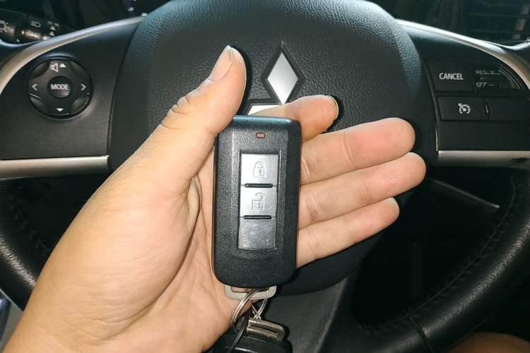 Used Mitsubishi Outlander 2013 2.4L Four-Wheel Drive Luxury Navigation Version 7 Seats Vehicle Key