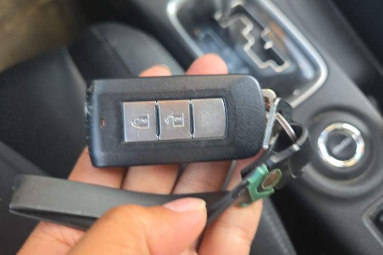 Used Mitsubishi Outlander 2013 2.4L Four-Wheel Drive Luxury Navigation Version 7 Seats Vehicle Key
