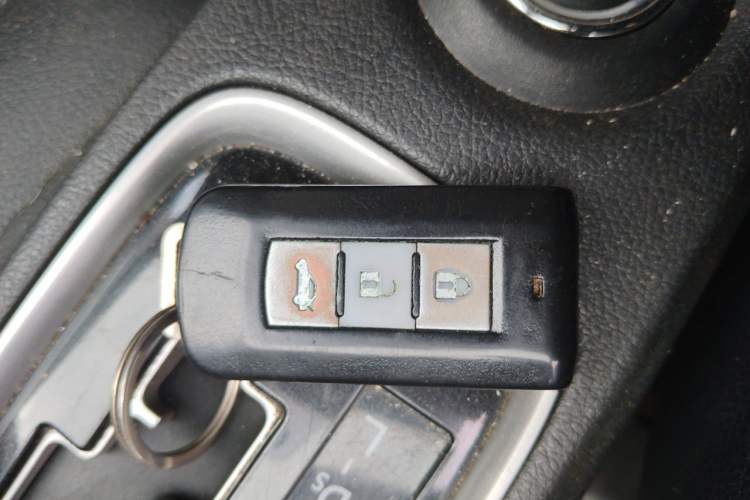 Used Mitsubishi Outlander 2013 2.4L Four-Wheel Drive Luxury Navigation Version 7 Seats Vehicle Key