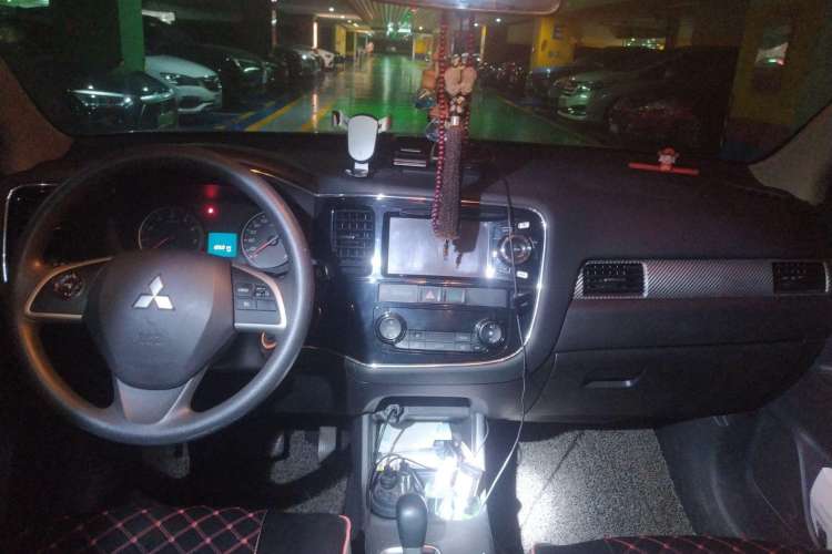 Used Mitsubishi Outlander 2013 2.0L Two-Wheel Drive Sport Navigation Version 5 Seats Center Console
