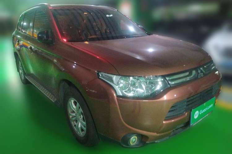 Used Mitsubishi Outlander 2013 2.0L Two-Wheel Drive Sport Navigation Version 5 Seats Front Right 45 Deg