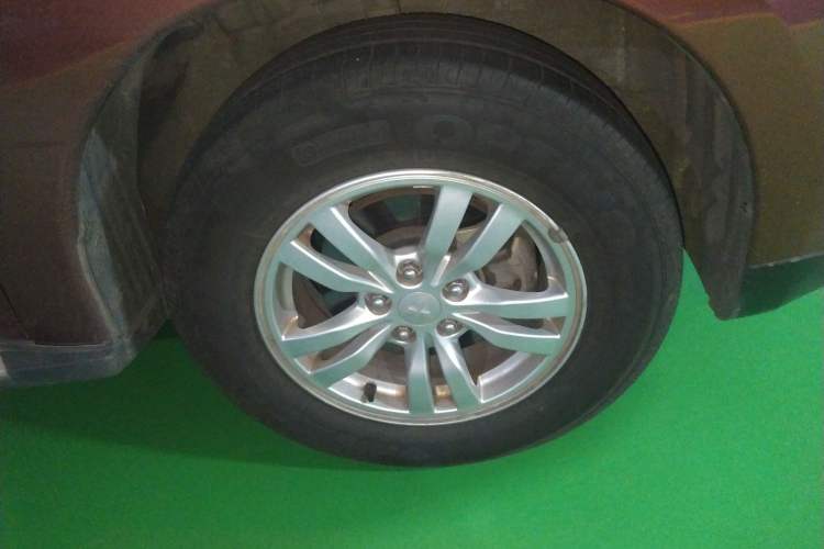 Used Mitsubishi Outlander 2013 2.0L Two-Wheel Drive Sport Navigation Version 5 Seats Right Front Wheel Hub