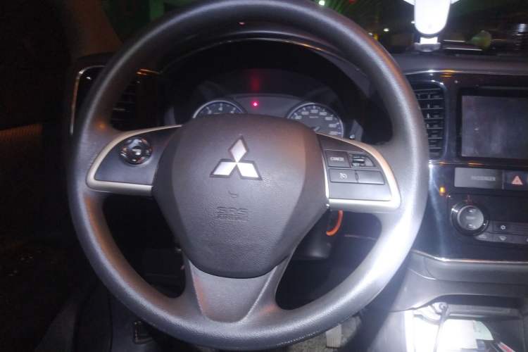 Used Mitsubishi Outlander 2013 2.0L Two-Wheel Drive Sport Navigation Version 5 Seats Steering Wheel