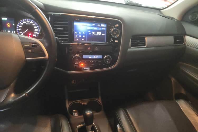 Used Mitsubishi Outlander 2014 2.4L 4x4 Deluxe Value Edition 7 Seats Audio And AC Panel