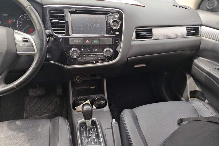 Used Mitsubishi Outlander 2014 2.4L 4x4 Deluxe Value Edition 7 Seats Audio And AC Panel