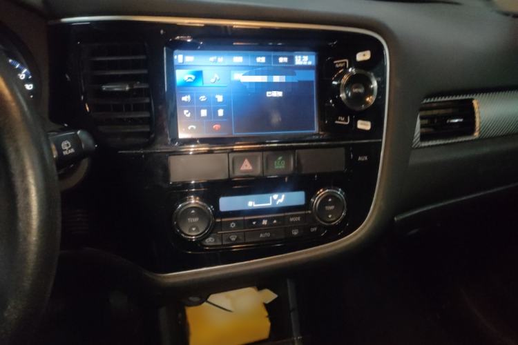 Used Mitsubishi Outlander 2014 2.4L 4x4 Deluxe Value Edition 5 Seats Audio And AC Panel